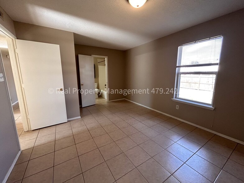 Building Photo - 1805 Cherrybark Bend