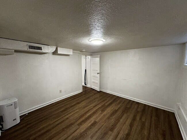 Building Photo - Cozy 1 bed apartment in Elyria Swansea!