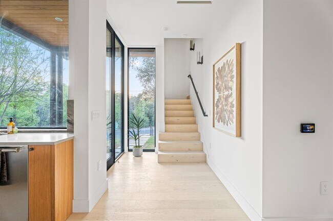 Building Photo - 1505 Alameda Dr