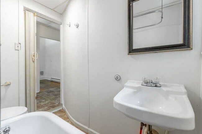 Building Photo - 518 E Manning St