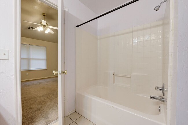 Building Photo - Gorgeous 3 bed 2 bath in Norman!