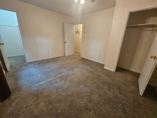 Building Photo - 308 Kenwood Dr