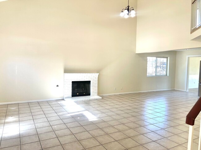 Building Photo - Spacious Five Bedroom Home in North Rialto...