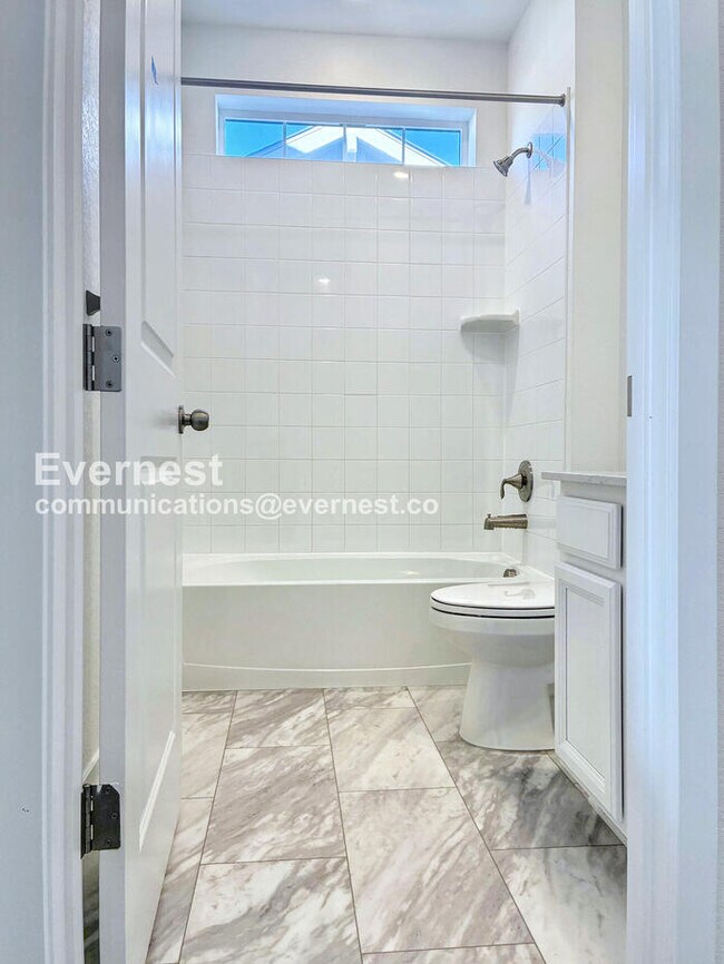 Building Photo - 740 Columbia St