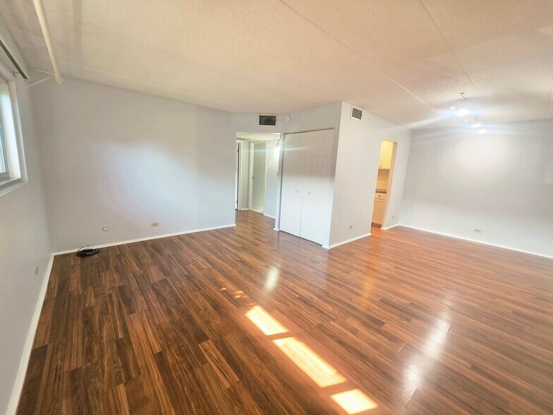 Building Photo - 3223 W Parkway Dr