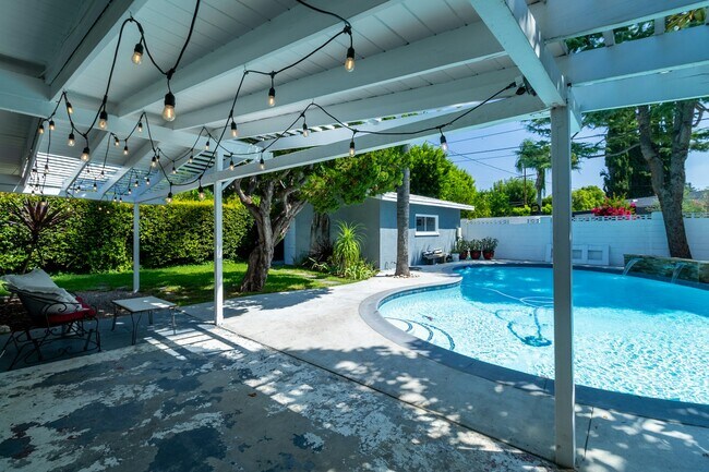 Building Photo - 5652 Fallbrook Ave