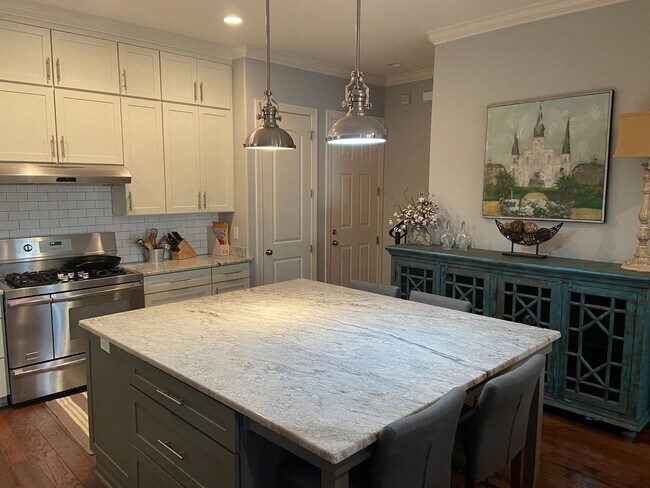 Building Photo - 4BR/4.5BA Furnished Townhome For Rent