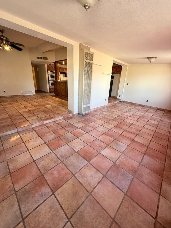 Building Photo - House For Rent