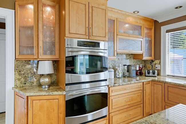 Building Photo - Fully Furnished 3 Bed 2.5 Bath Single Fami...