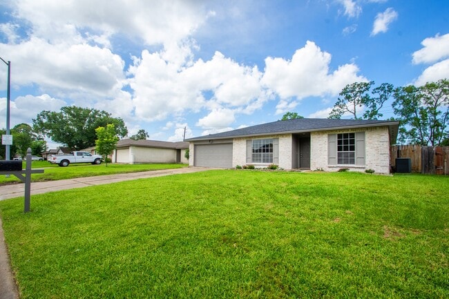 Building Photo - 16911 Bougainvilla Ln