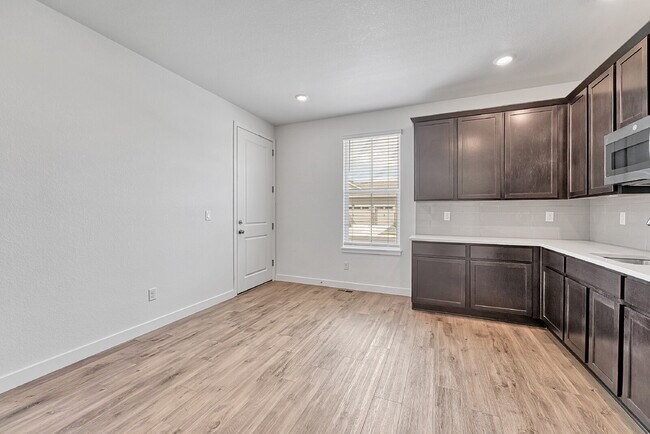 Building Photo - $4,450.00, 5 bed, 4.5-bath located in Broo...