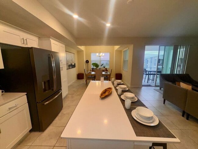 Building Photo - Fully Furnished 2/2 Luxury Storey Lake Condo near Disney with a Stunning Balcony Viiew!