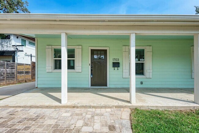 Building Photo - 1703 Hillcrest Ln