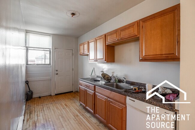 Primary Photo - 732 W Roscoe St