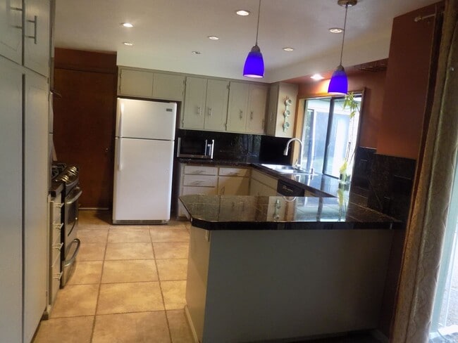 Building Photo - Beautiful Three Bedroom Home With Additional Space