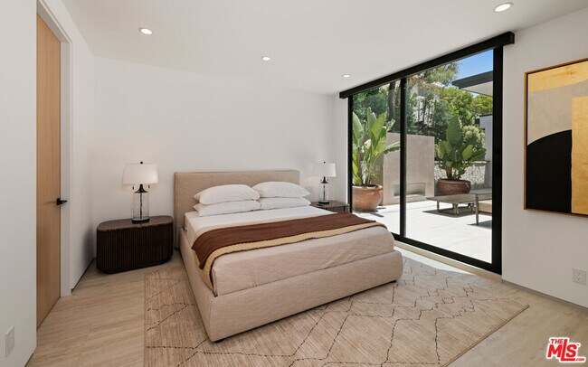 Building Photo - 365 Trousdale Pl