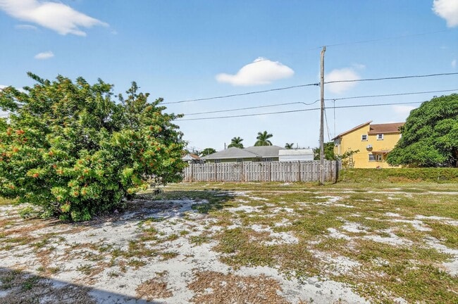 Building Photo - Beautiful 3/2 Available in the Heart of Boynton