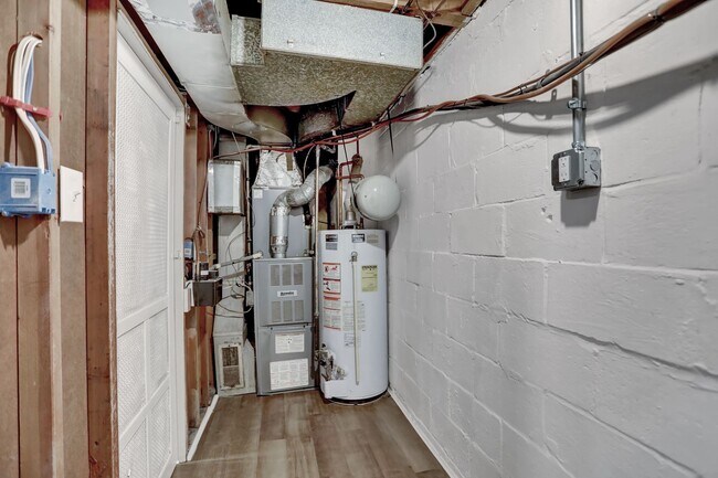 Building Photo - Completed Renovated Townhouse