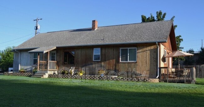 Primary Photo - 117 N Hutchinson Rd