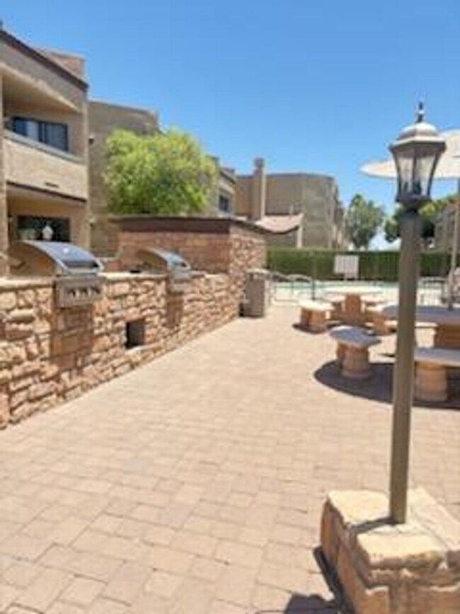 Building Photo - FREE RENT/EARLY ENTRY  1 bedroom 1 bath Beautiful Upstairs Unit in Prime Location