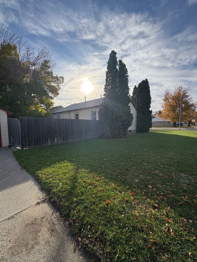 Building Photo - Centrally located 2 bed 1 bath upper level...