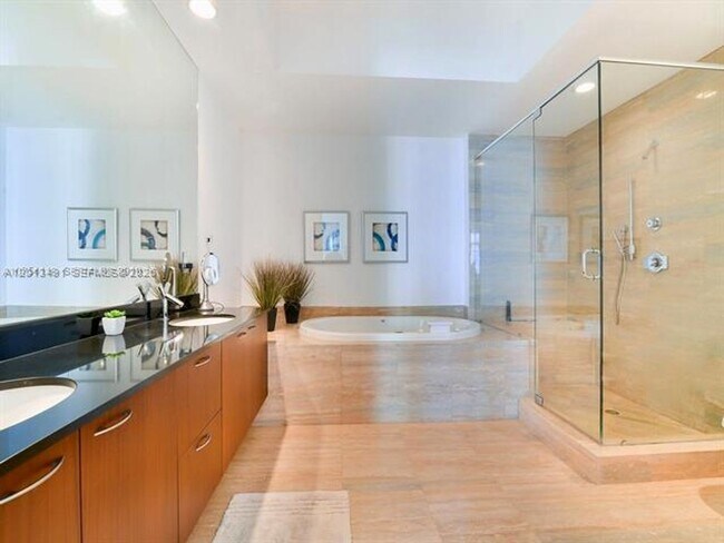 Building Photo - 15811 Collins Ave