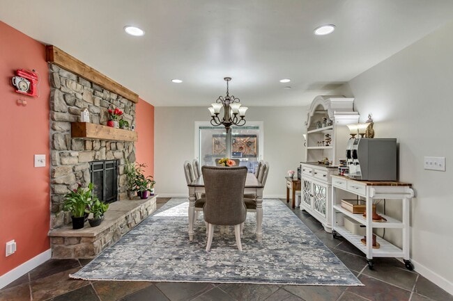 Building Photo - Beautiful 5-Bedroom Home in Sandy!