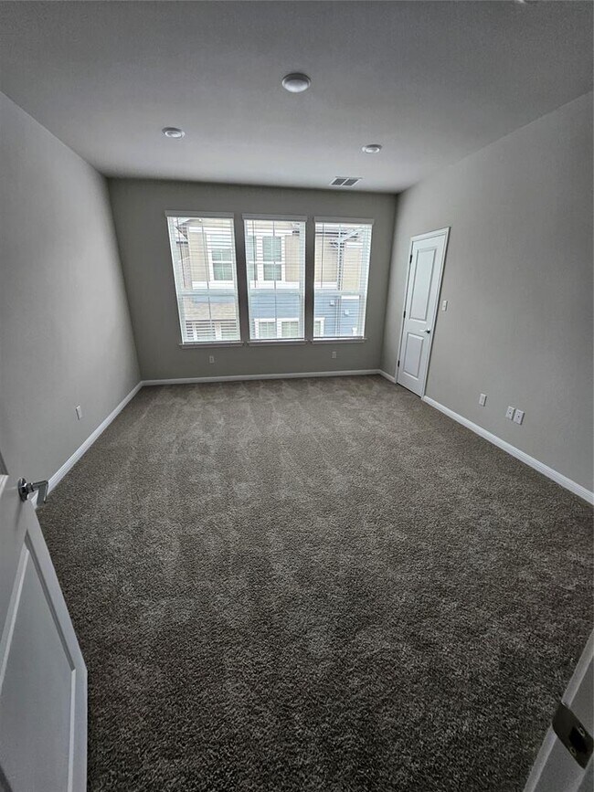 Building Photo - 1020 Vista View Dr