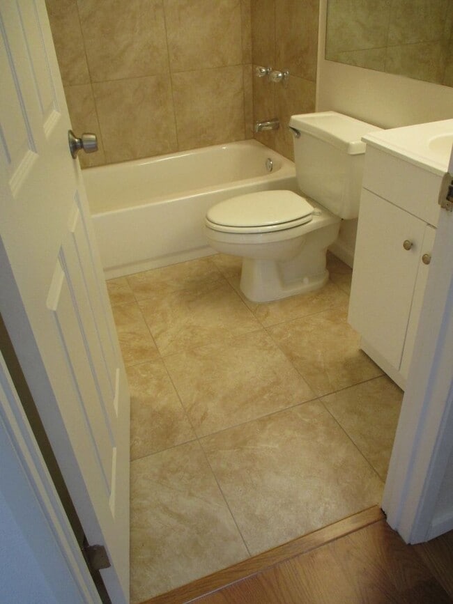 Building Photo - 2bd 1ba ground floor unit with 1 parking space