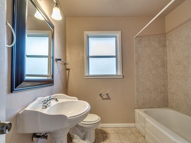 Building Photo - 2640 Manchester Dr