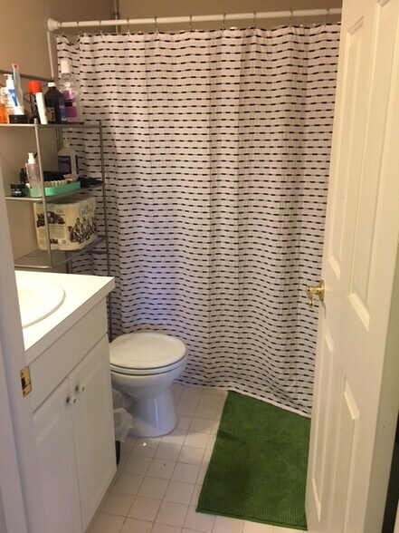 Building Photo - 525 Long Shore Dr