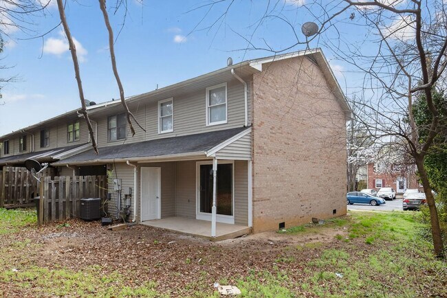 Building Photo - 2 Bedroom 2.5 Bath End Unit Townhouse in Fredericksburg