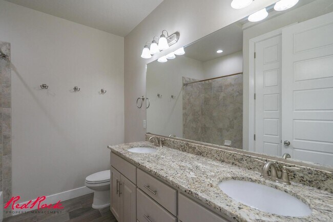 Building Photo - Pet Friendly 4 Bedroom Home! Internet Incl...