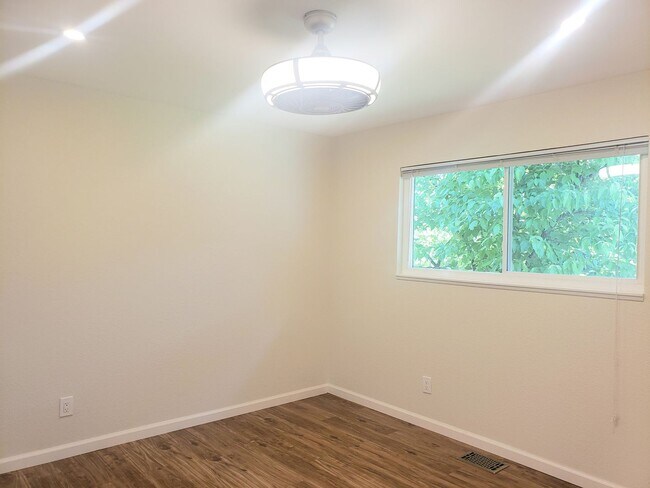 Building Photo - Updated Home in Old Town Auburn