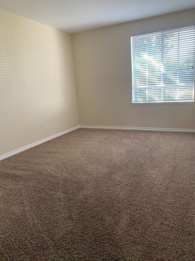 Building Photo - 2 bed / 2 bath unit in RSM available August 6th!!