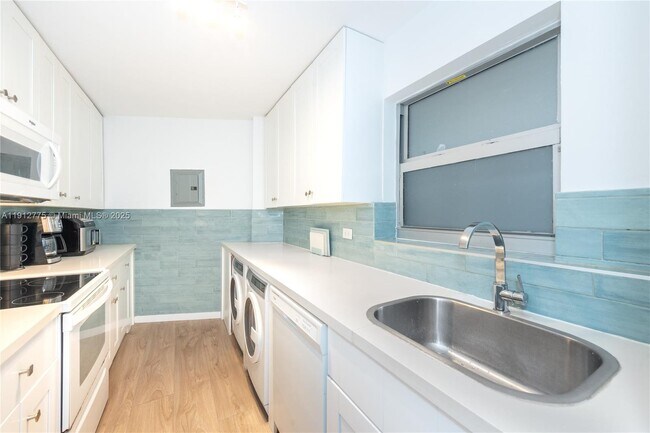 Building Photo - 1881 Washington Ave