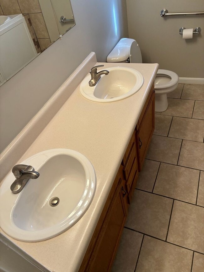 Building Photo - **NEW PRICE**   **New Paint**   **New Carpet**  Ready for YOU!!