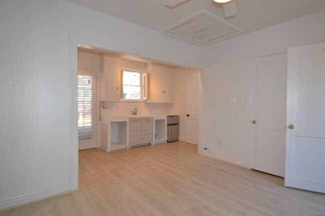 Building Photo - 8th