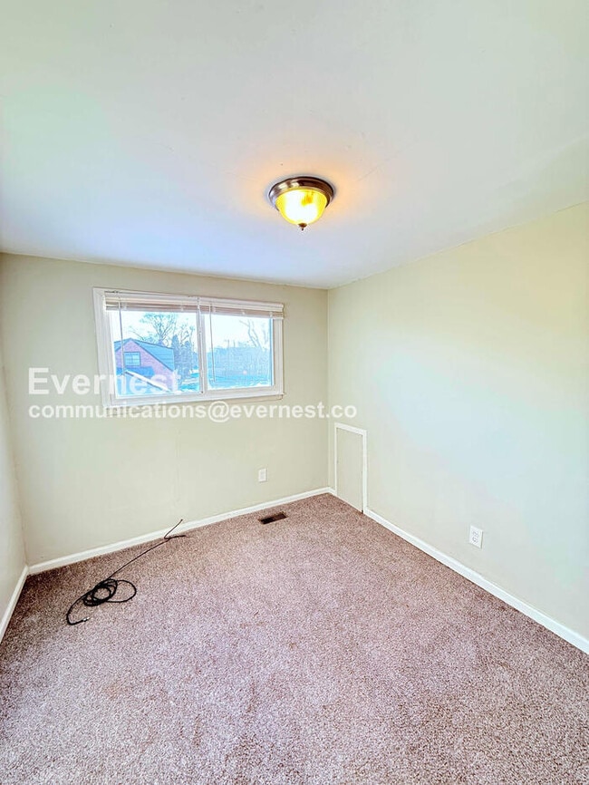 Building Photo - 4 Bed/1 Bath Home with Off-Street Parking / Pet-Friendly / Vouchers Accepted / Available Now!