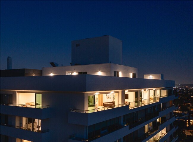 Building Photo - 838 N Doheny Dr