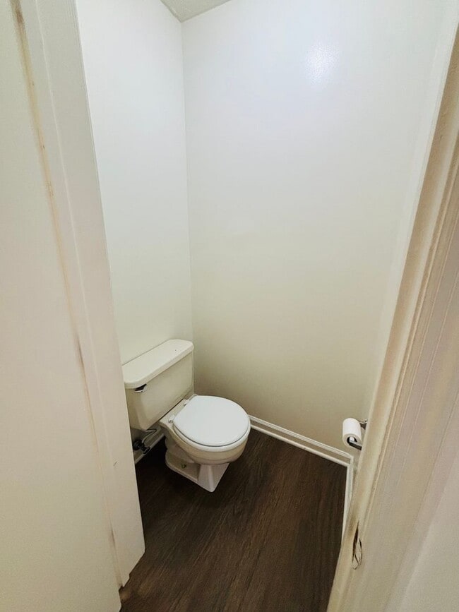 Building Photo - 4 Bedroom 2.5 Bath Townhouse