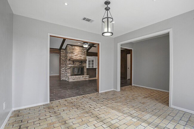 Building Photo - Elegantly Renovated Hickory Creek Home!