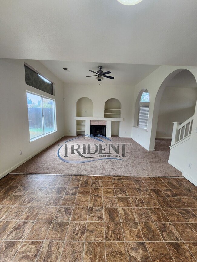 Building Photo - 3 bedroom, 2 ½ bath SOLAR home