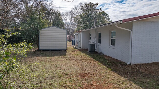 Building Photo - 1701 Wakefield Dr NE