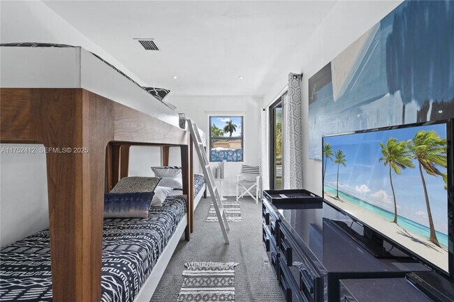 Building Photo - 1210 NE 89th St