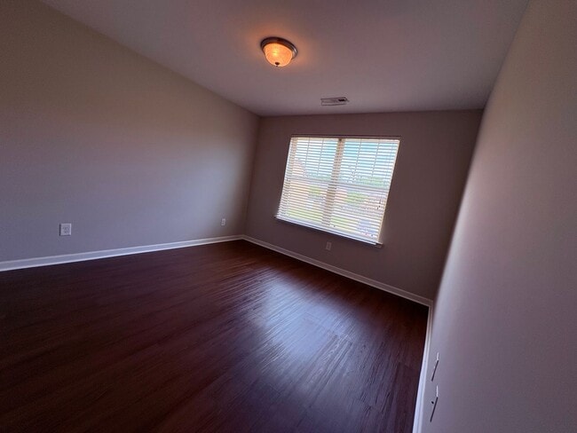 Building Photo - Stunning Stratford Park Townhome