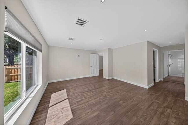 Building Photo - 410 NE 34th St