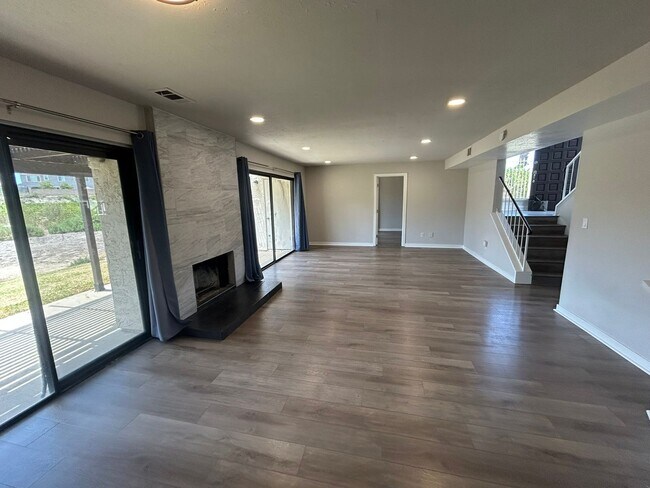 Building Photo - 5402 Villas Dr