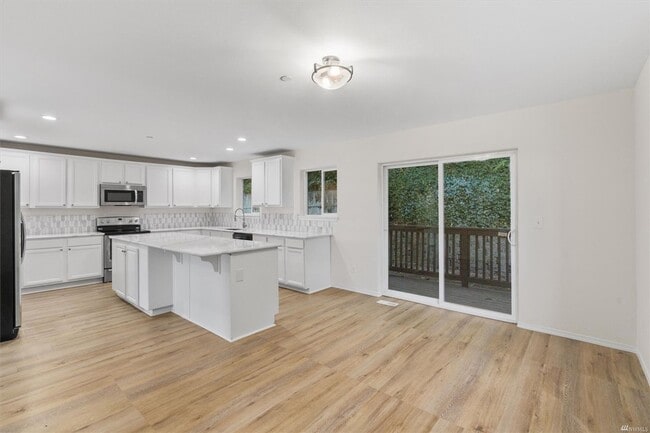 Building Photo - Wide open Eastern views from this near 3,000 sqft house, perched in the trees.