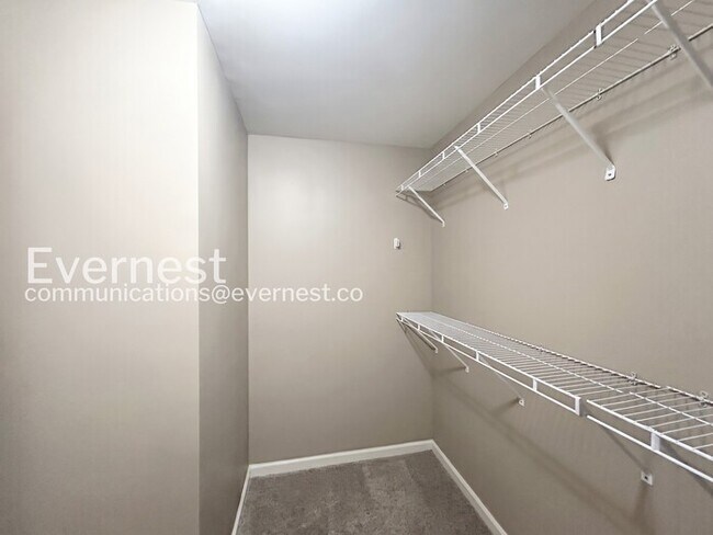 Building Photo - 4 Bed/2.5 Bath Home with Garage / Pet-Friendly / Vouchers Accepted / Available Now!
